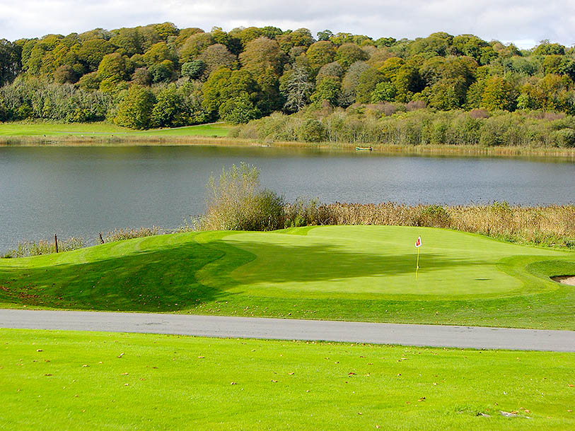 Tillbringa en semesterdag på Växjö Golfklubbs golfbana - du får rabatt på greenfee