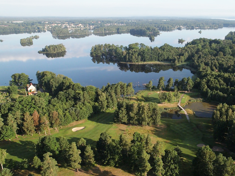 Så här vackert ligger golfbanan inbäddad i den småländska naturen