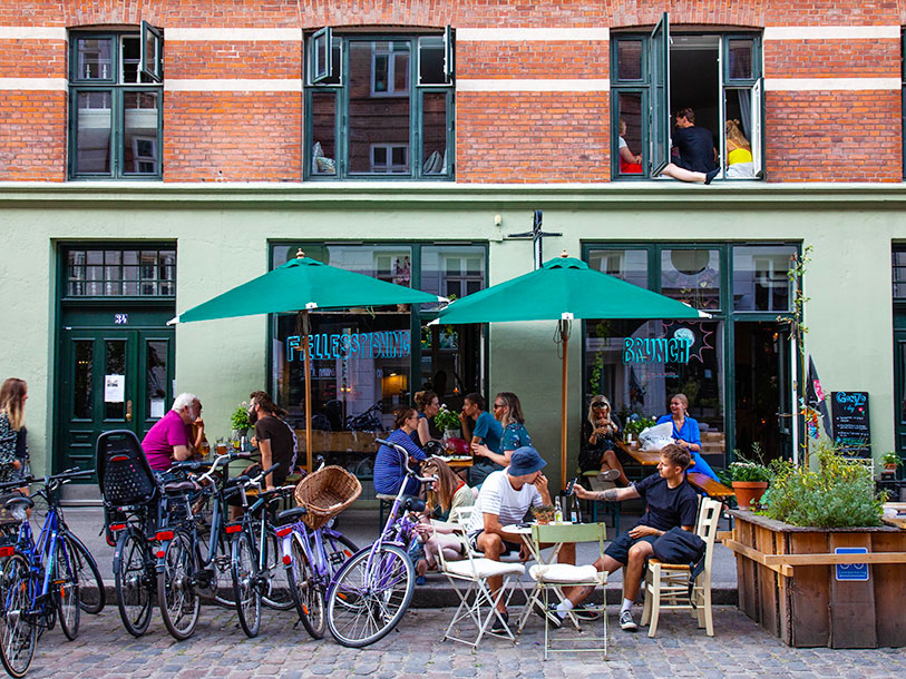 Känn stämningen och kolla in folklivet från en uteservering i centrum av Köpenhamn