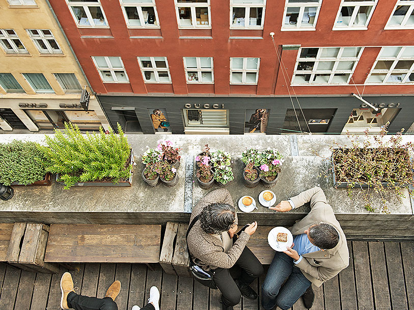 Roof top-café mitt i centrala Köpenhamn