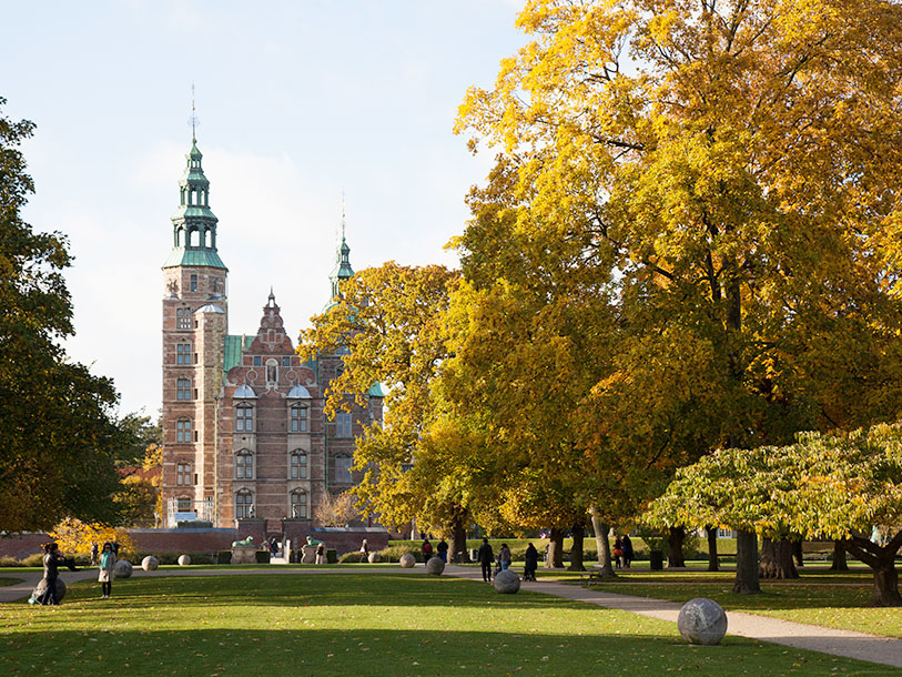 Köpenhamn har massor av gröna oaser i centrum, här Rosenborg slott