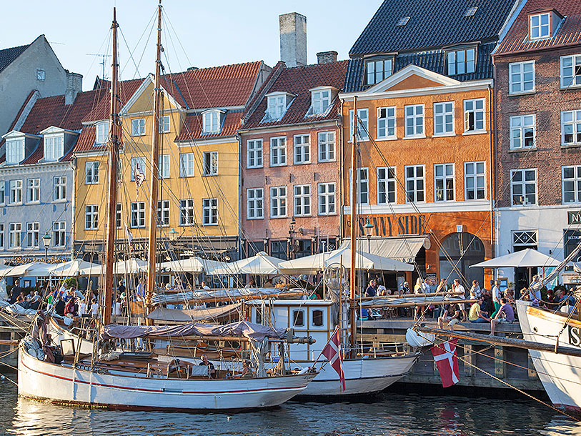 Köpenhamn är nytt och gammalt i en härlig kombination, här det pittoreska hamnkvarteret Nyhavn