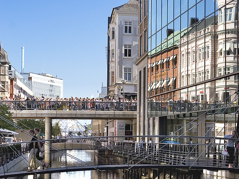 I kan ikke bo mere centralt end her i de hyggelige cafékvarterer ved åen, som stille flyder gennem centrum af Aarhus