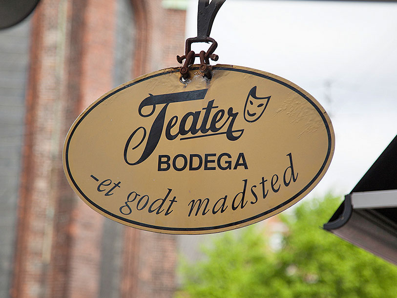 På domkirkepladsen finder I også Teater Bodega - en institution i Aarhus og berømt for sin gode, danske mad