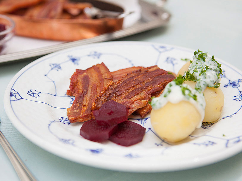 Teater Bodega serverer alle de danske klassikere - herunder stegt flæsk med persillesovs