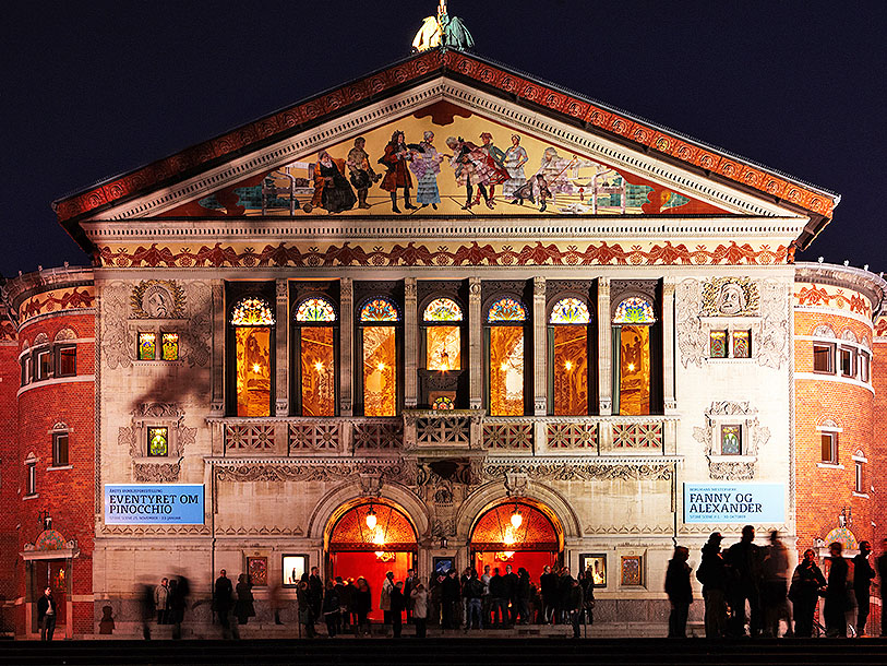 Det historiske Aarhus Teater ligger få skridt fra hotellets dør og har i alt fem scener under samme tag