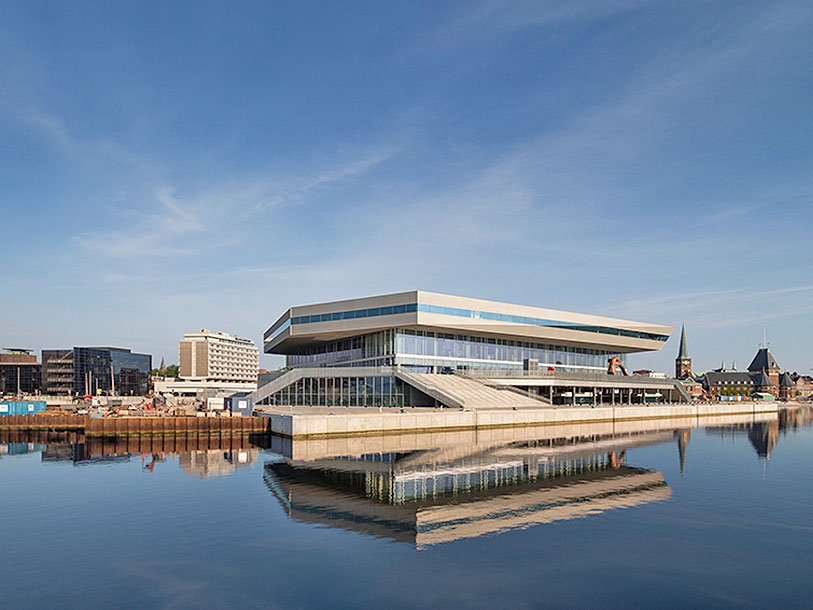 Havnefrontens nye vartegn er Dokk1 - et kulturhus med bl.a. hovedbiblioteket, café og en koncertsal