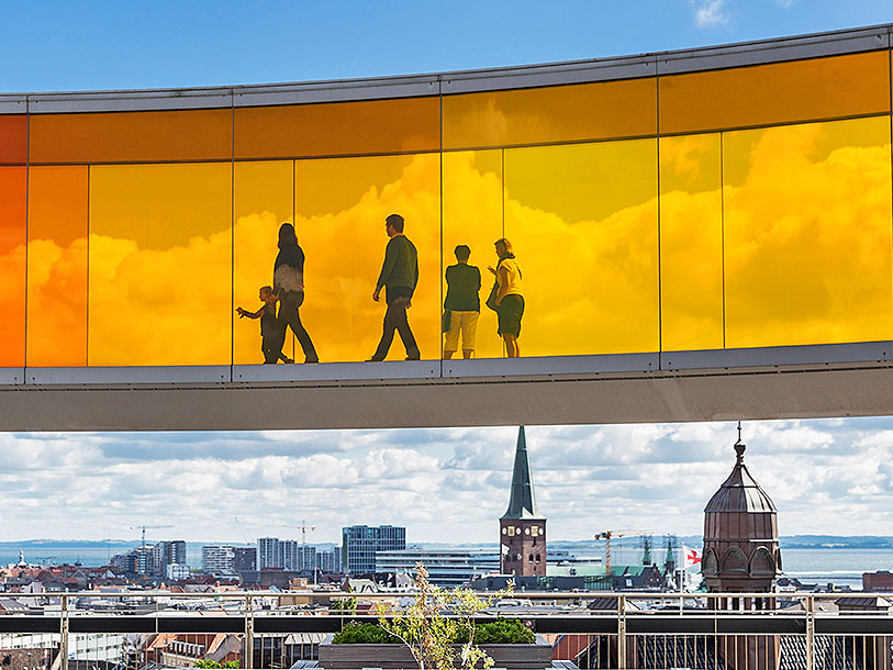 På et weekendophold i Aarhus må I ikke gå glip af regnbuetunnellen på toppen af kunstmuseet ARoS