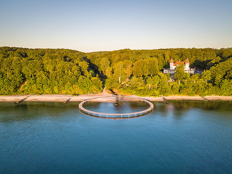 På stranden ved Marselisborg Slot ligger kunsthåndværket "Den uendelige bro"