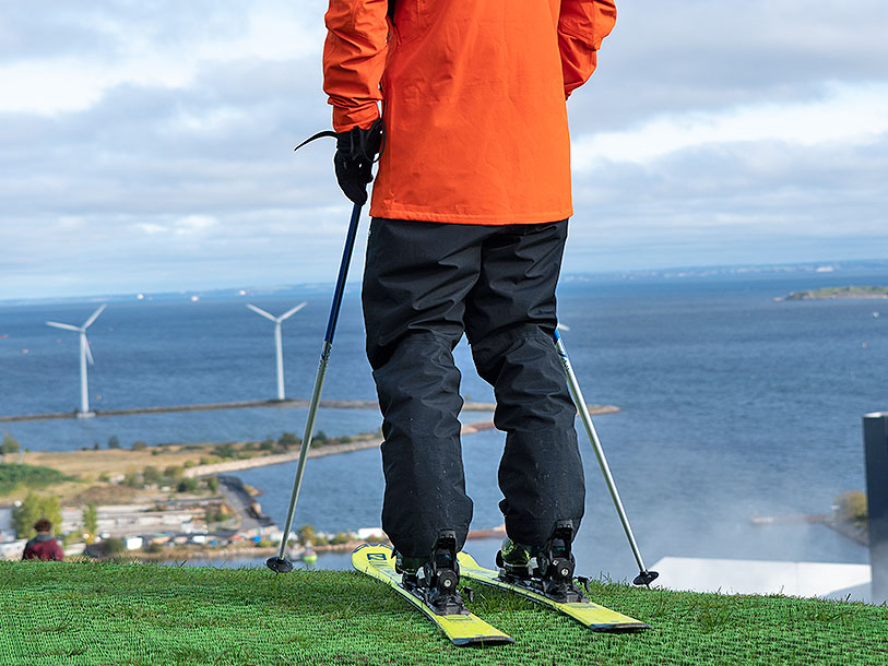 Vem skulle tro att man kunde stå på toppen av en skidbacke och kika ut över Öresund?
