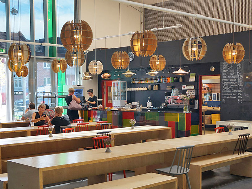 Vejle har mange små oaser. Her er det ombyggede bomuldsspinderi, som i dag er et kulturmekka og cafe