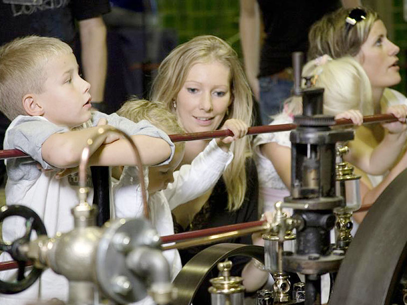 På Danmarks Industrimuseum er børn mere end velkomne - og det tilladt at røre og mærke på maskinerne