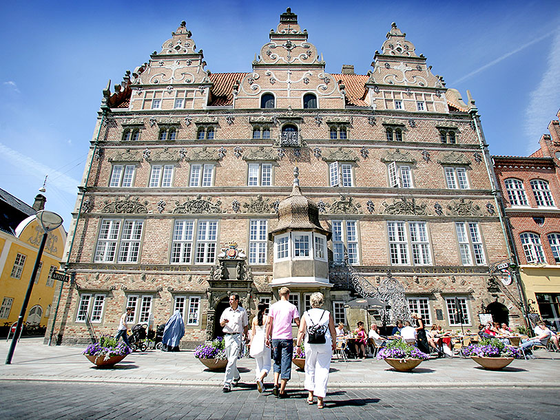 Beundra det historiska Jens Bangs Stenhus i centrum av Aalborg