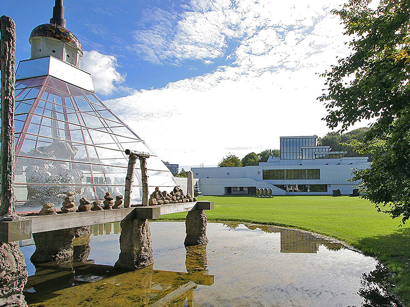 Konstmuseet är ritat av den finska arkitekten Alvar Alto år 1972, och byggt i vit marmor