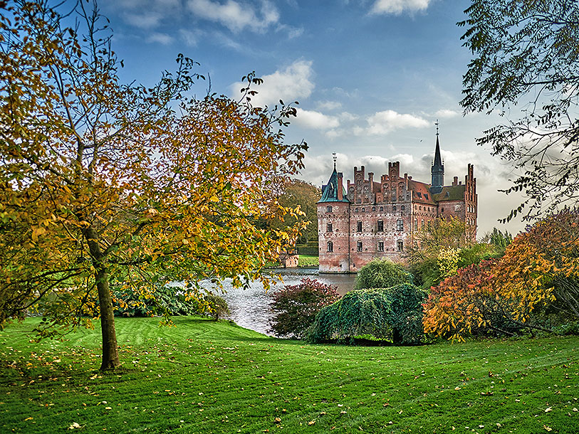 Egeskov slott är Europas bäst bevarade vattenborg med en sevärd slottspark och veteranbilsmuseum