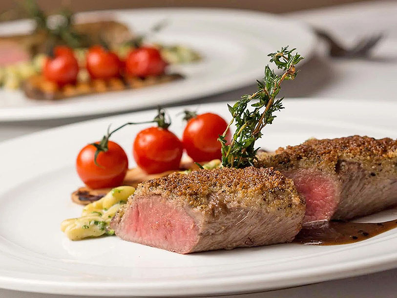 Hotellets restaurang är välrenommerad och du kan se fram emot den inkluderade middagen