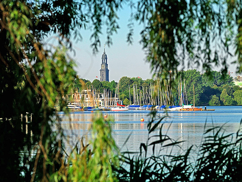 Mitt i Hamburg ligger floden Alster där du kan hyra roddbåt och kanot eller segla med ångbåt under sommaren