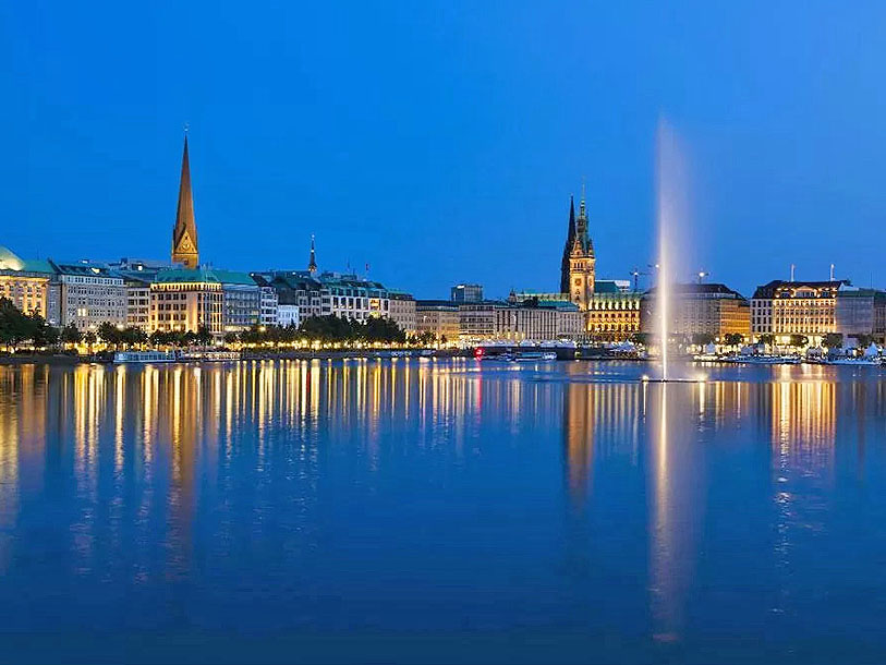 Alstersjön är extra vacker på kvällen när Hamburgs ljus återspeglas i vattnet