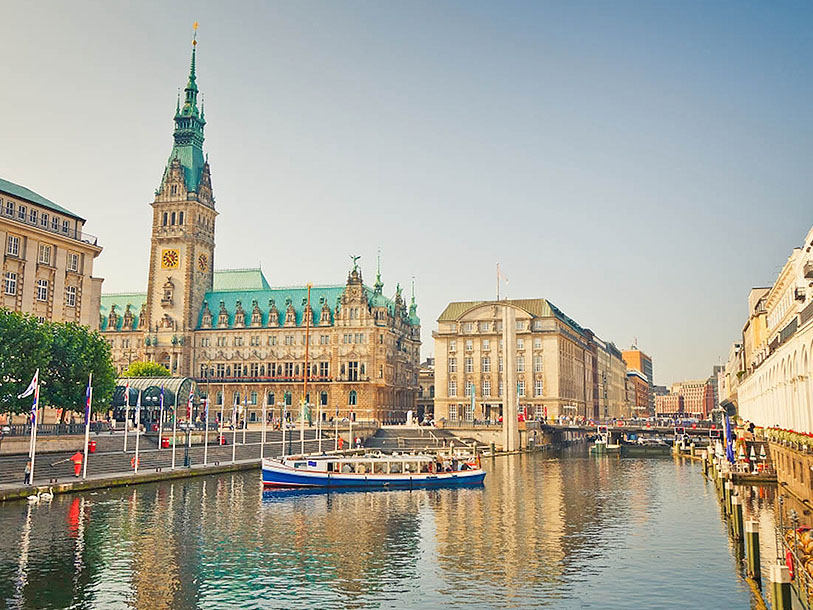 Hamburg är en stämningsfull storstad där man alltid är nära vattnet