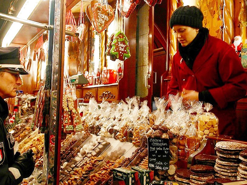 Nyd de fyldte juleboder med julegodter på julemarkedet i Hamburg