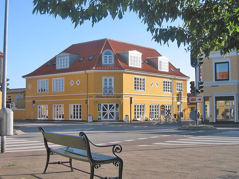 Mere centralt kan I næsten ikke bo i Skagen: Foldens Hotel ligger ved indgangen til gågaden