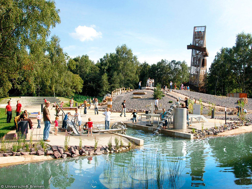 Utanför Universum Bremen vaktar det 27 meter höga tornet Turm der Lüfte