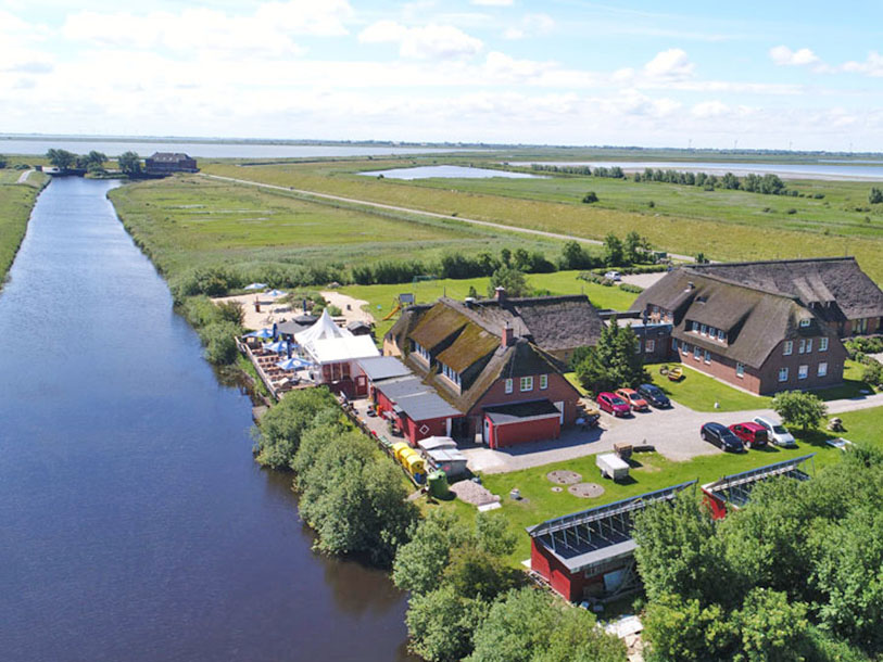Hotellet er indrettet i det gamle, stråtækte slusevogterhus fra 1833, som ligger lige ud til kanalen Arlau