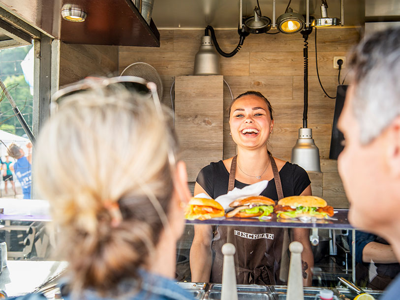 Husum havn byder desuden på alt fra havneknejper til gourmetrestauranter