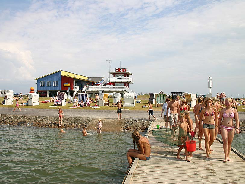 Om sommeren er Dockkoogspitze, stranden ved Husum, et fluepapir med badebro, iskiosker og cafeer