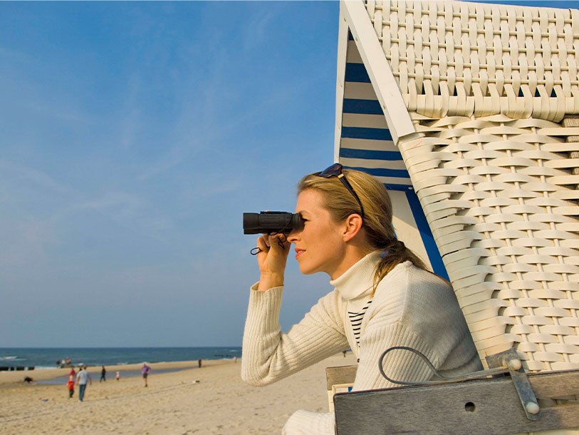 På en solvarm sommerdag lægger Vadehavet sig blidt og indbyder til afslapning på stranden