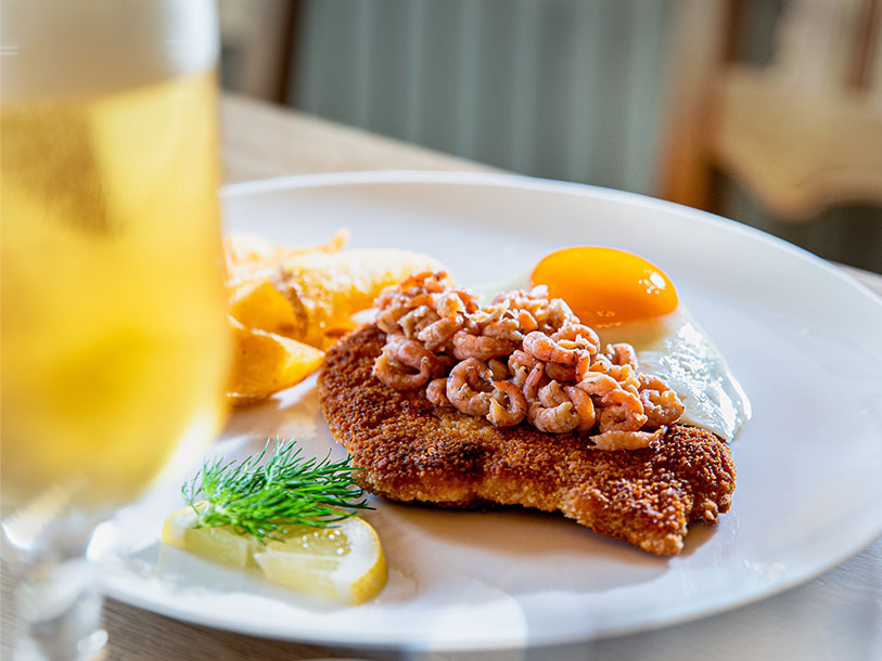 Tilbage fra dagens udflugter kan I glæde jer til serveringen og de lokale specialiteter i kroens populære restaurant