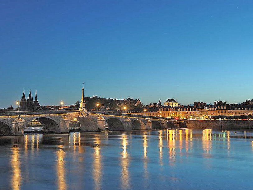 Njut av utsikten över Loirefloden som rinner genom dalen