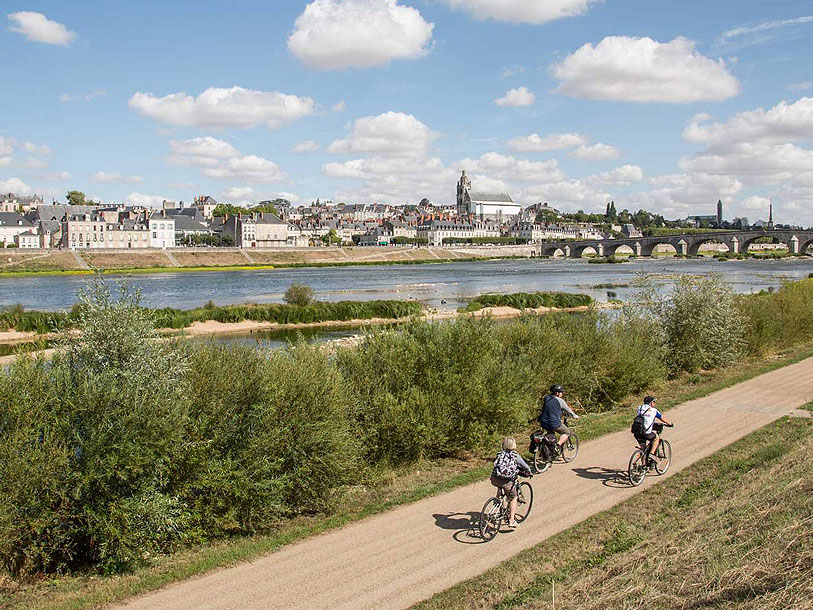 Det finns också många populära vandrings- och cykelleder i Loiredalen