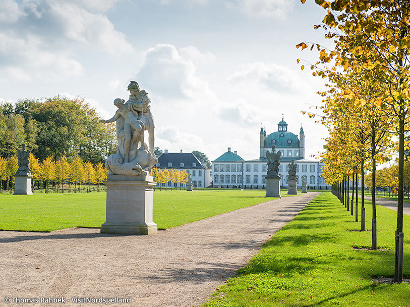 De långa alléerna i Fredensborgs slottspark är influerade av den pompösa Versailles-stilen
