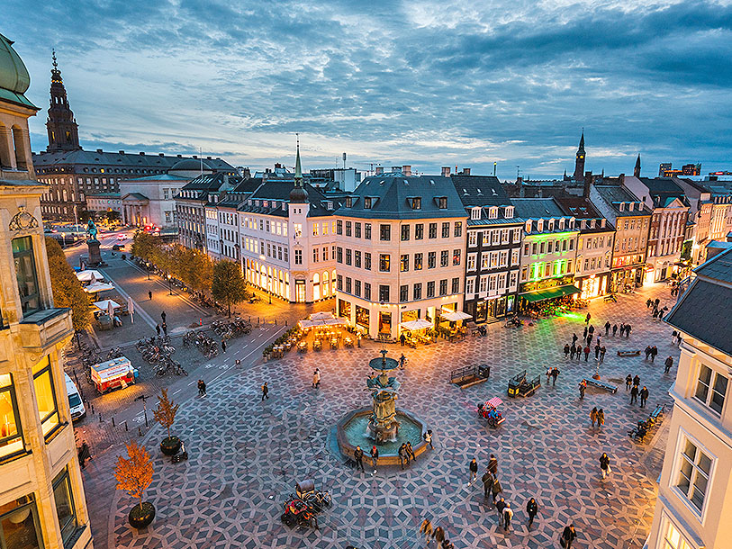 Amager Torv är mittpunkten på Strøget med Christiansborg i bakgrunden
