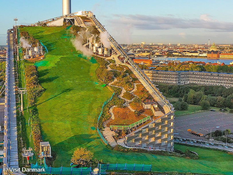 En nyare turistattraktion hittar du på Amager, den futuristiska skidanläggningen CopenHill