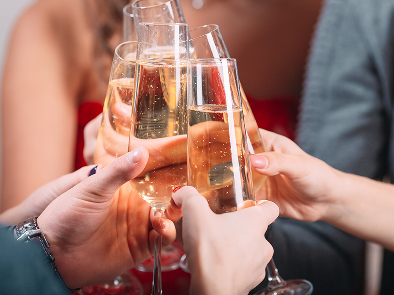 Nyårsarrangemanget startar med en bubblande välkomstdrink