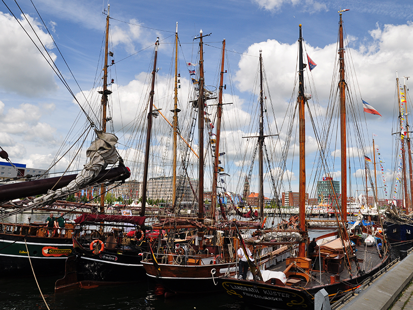 Det är en härlig maritim stämning i Kiels hamn