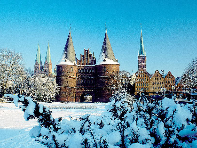 Gör en bilutflykt till Lübeck och kliv in genom stadsporten Holstentor