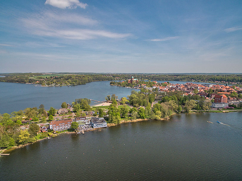 Ditt hotell ligger på näset som leder in i Ratzeburg och ända ner till stranden av sjön Küchensee