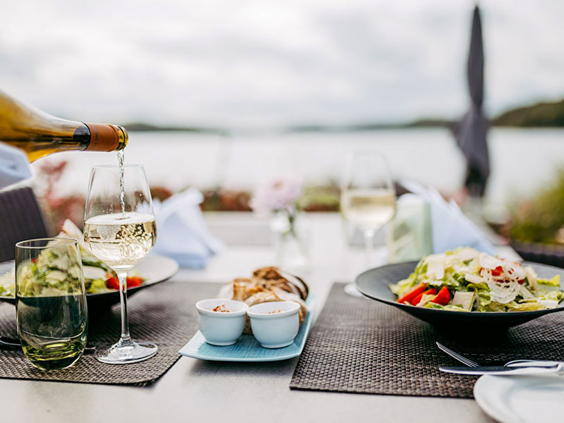 När vädret är bra serveras dagens måltider på solterrassen med panoramautsikt över sjön