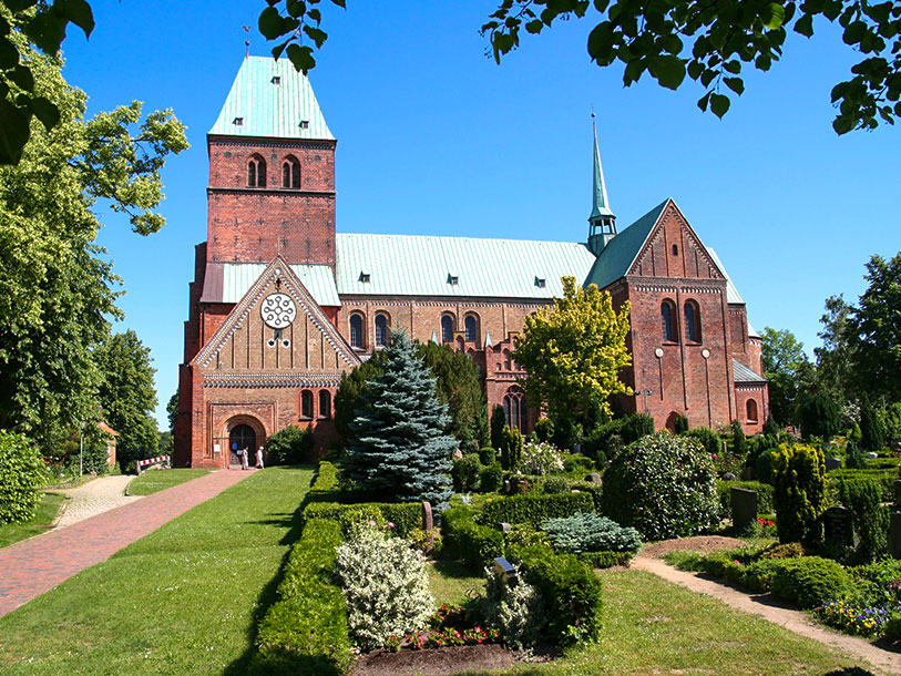 Stadens katedral från 1100-talet, där du också kan finna lugn och kontemplation i klosterträdgården
