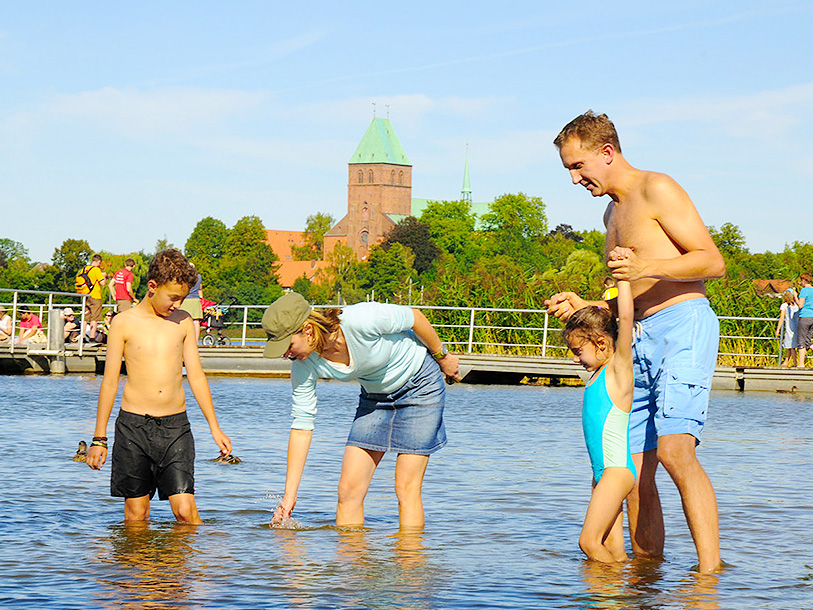På sommaren finns det gott om möjligheter att bada eller segla med turbåtar runt Ratzeburg