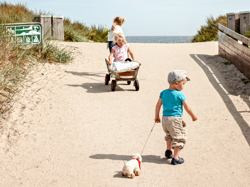 Feriens mindste gæster vil elske en tur ned til den bløde sandstrand