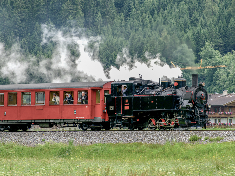 Tag turen i røg og damp med det gamle damplokomotiv Zillertalbahn, som afgår fra Zell am Ziller