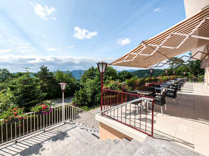 Njut av utsikten över Alsaces idyll från hotellets solterrass