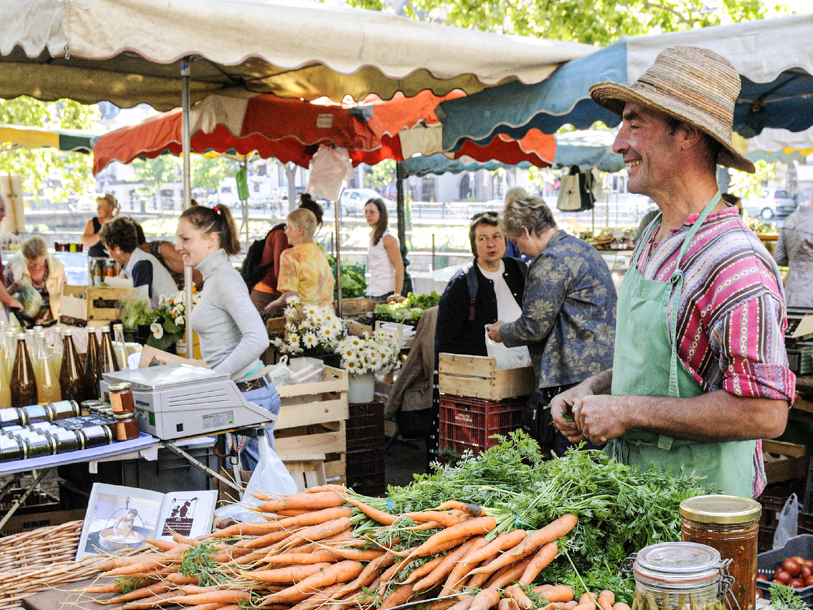 Kolla in det läckra utbudet av närodlat på Colmars torgmarknad