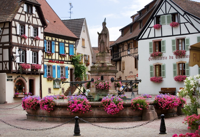 Eguisheim har också ett mycket idylliskt centrum med krokiga gränder och korsvirkeshus