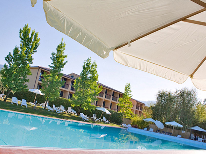 Tag en dukkert i hotellets swimmingpool og mærk sydens sol og varme