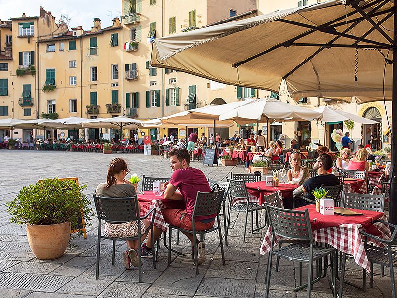 Piazza dell' Anfiteatro i Lucca er et stemningsfuld torv